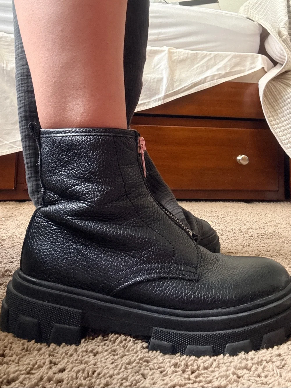 ERIC MICHAEL BLACK LEATHER FRONT-ZIP LUG SOLE BOOTS EU 38 US 7.5-8